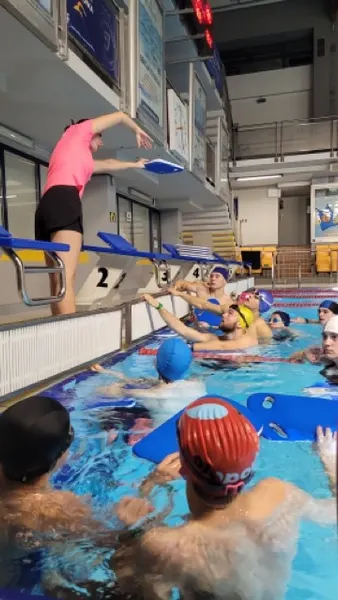Dorośli kursanci DELFINADA na basenie razem z trenerką