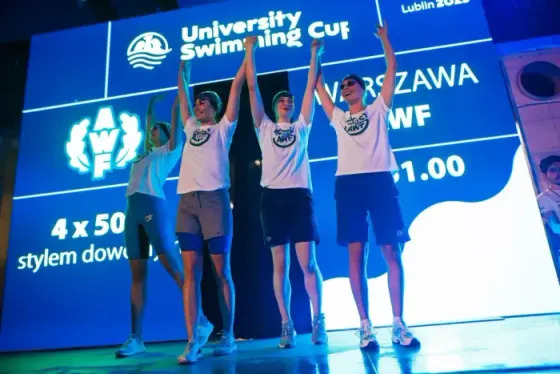Drużyna na podium zawodów pływackich